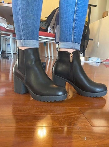 Reviewer wearing the black pair