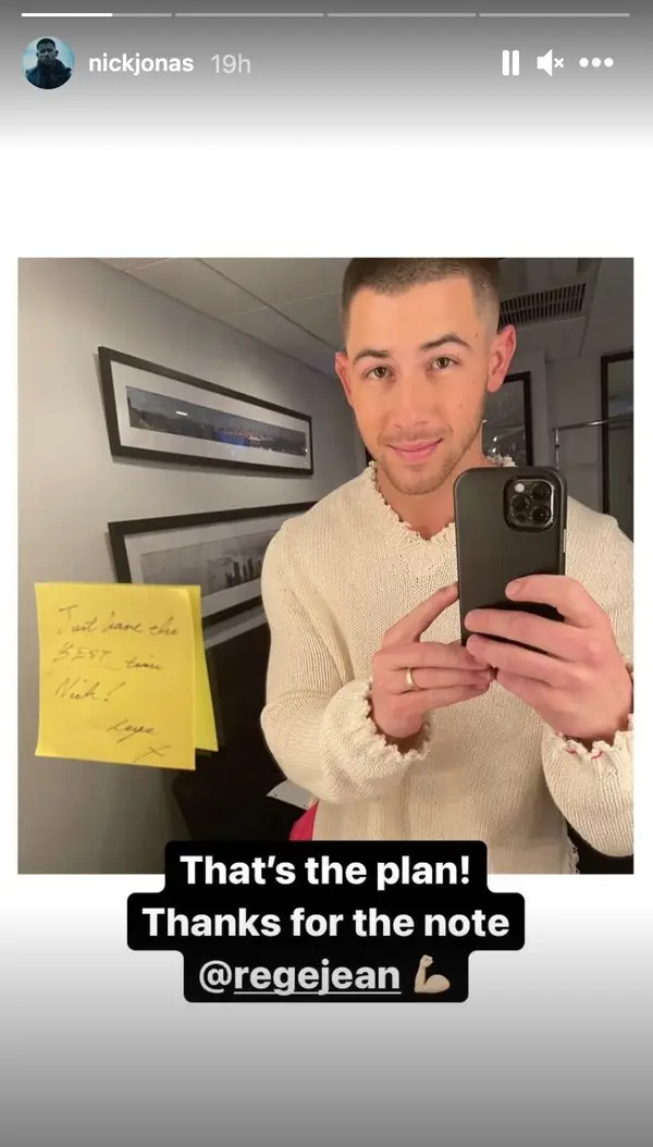 Nick Jonas looking at the note Regé-Jean Page left him at Saturday Night Live