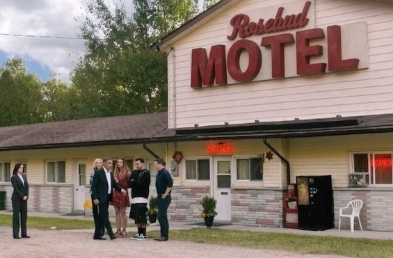 schitt&#x27;s creek cast outside of the rosebud motel