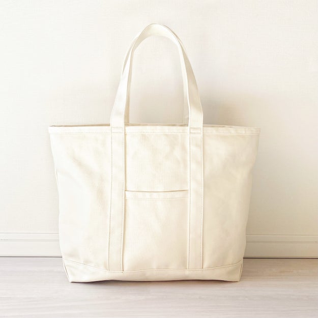 ユニクロの 2990円トートバッグ はむっちゃタフ しかも大容量だから 持ってると便利ですよ