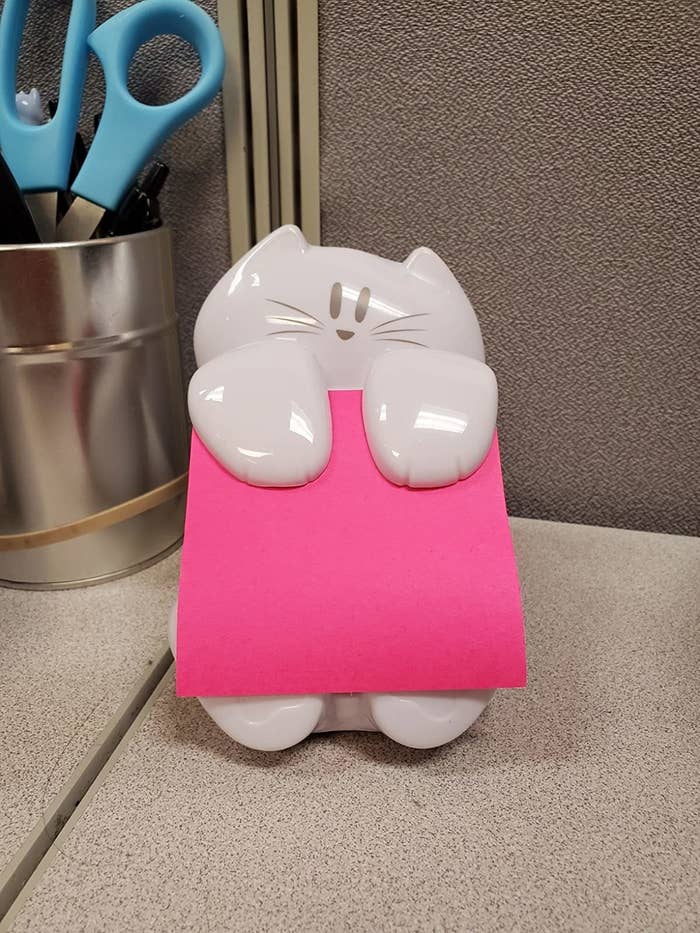 Cat-shaped Post-It note holder placed on desk