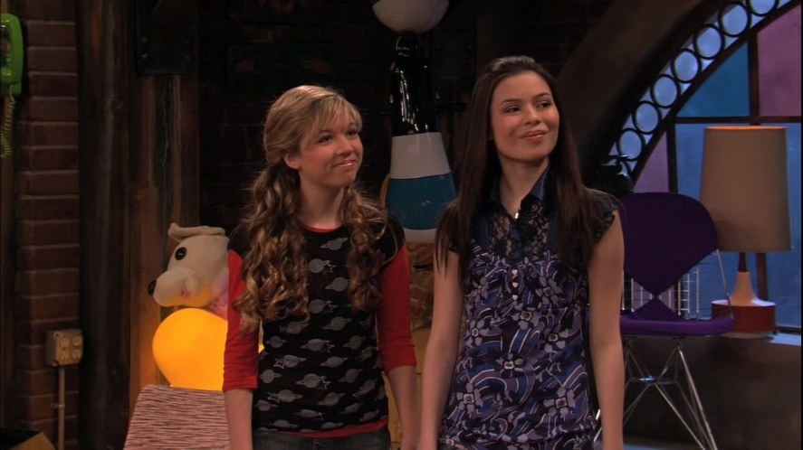 Jennette McCurdy and Miranda Cosgrove on iCarly