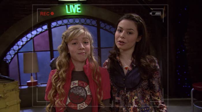 Sam and Carly in the iCarly pilot