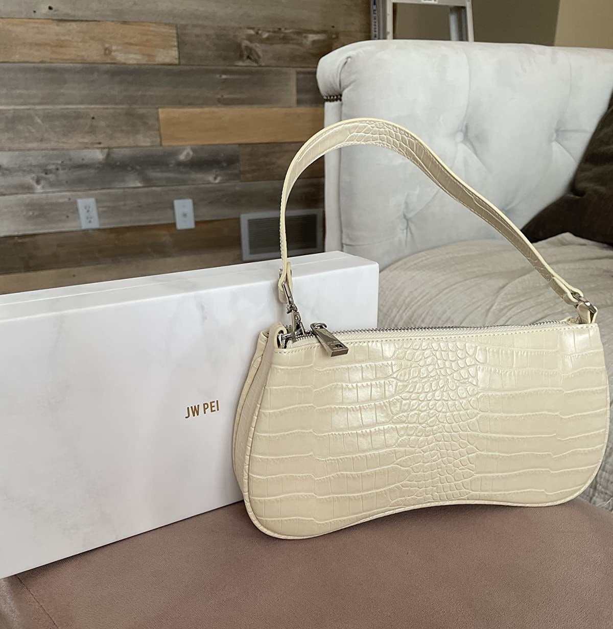 the vegan leather shoulder bag in beige