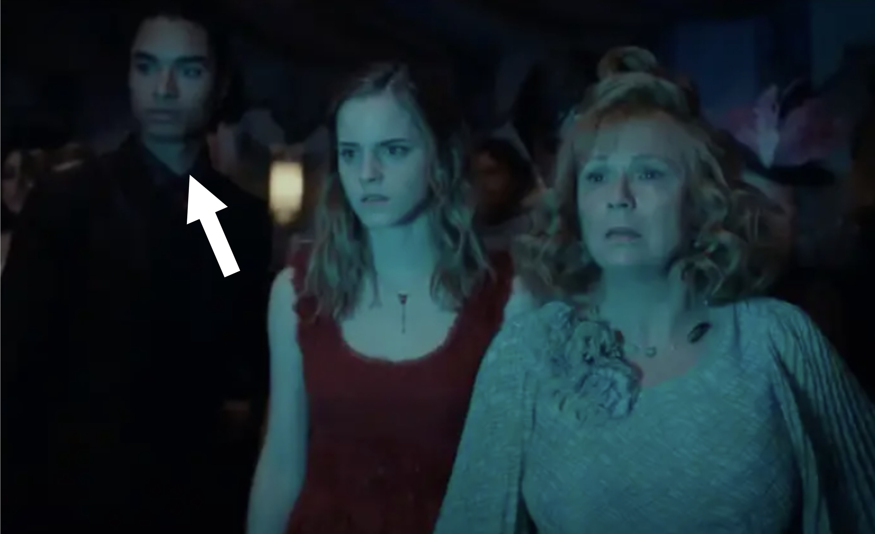 an arrow pointing to Regé-Jean Page in the background at the wedding behind Hermione and Molly