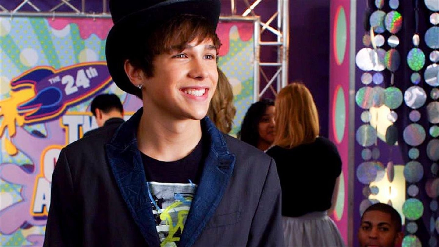 Austin Mahone smiling at the Tween Choice Awards