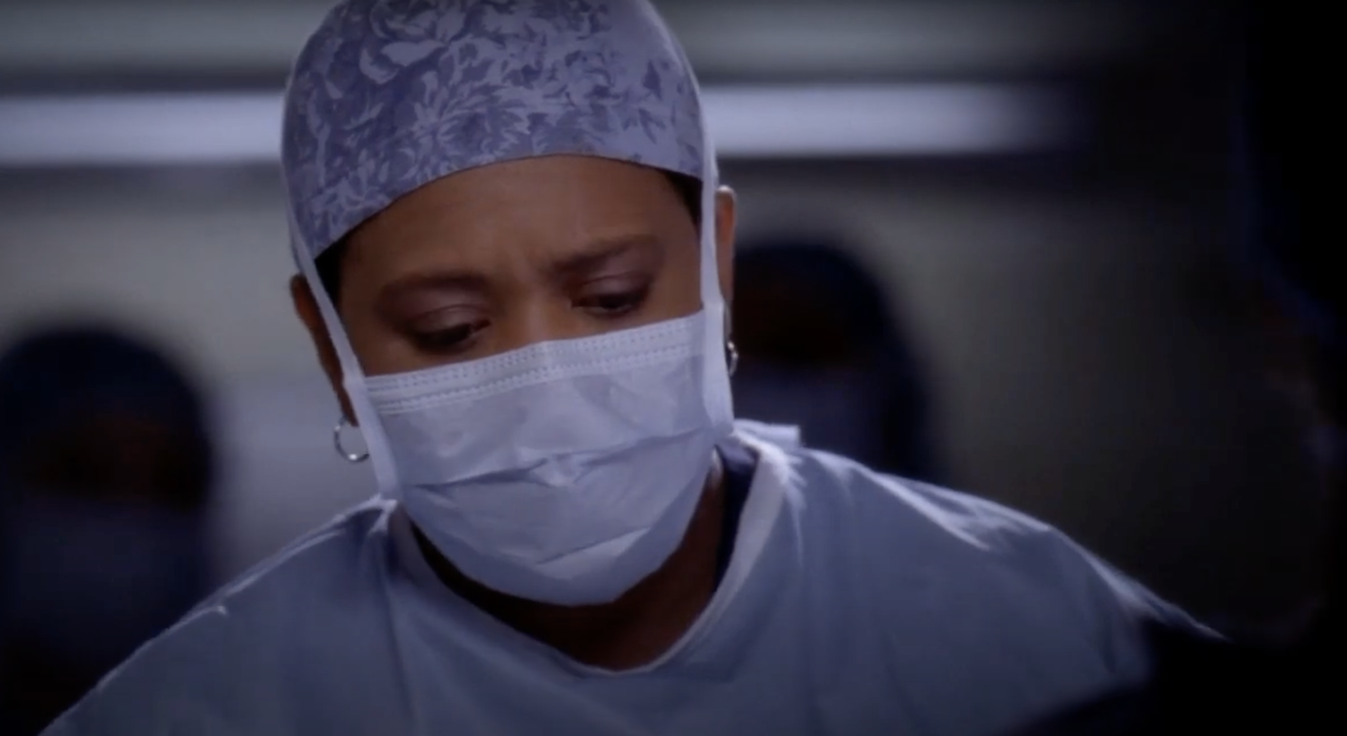 Bailey operating on a patient in &quot;Grey&#x27;s Anatomy&quot;