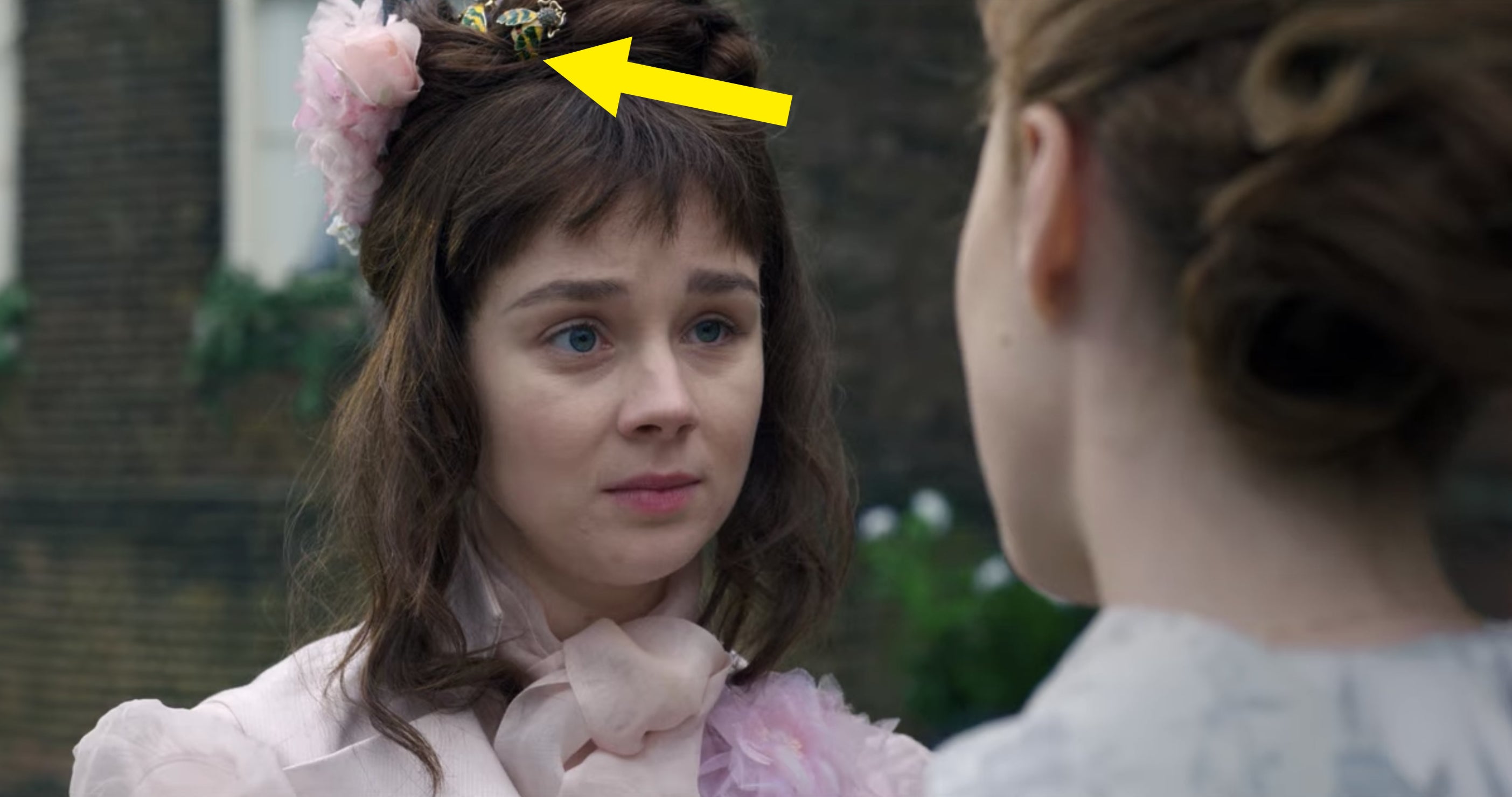 An arrow pointing at the bee hair ornament in Eloise&#x27;s hair