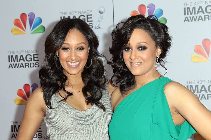  Tamera Mowry-Housley (L) and Tia Mowry arrive at the 43rd NAACP Image Awards