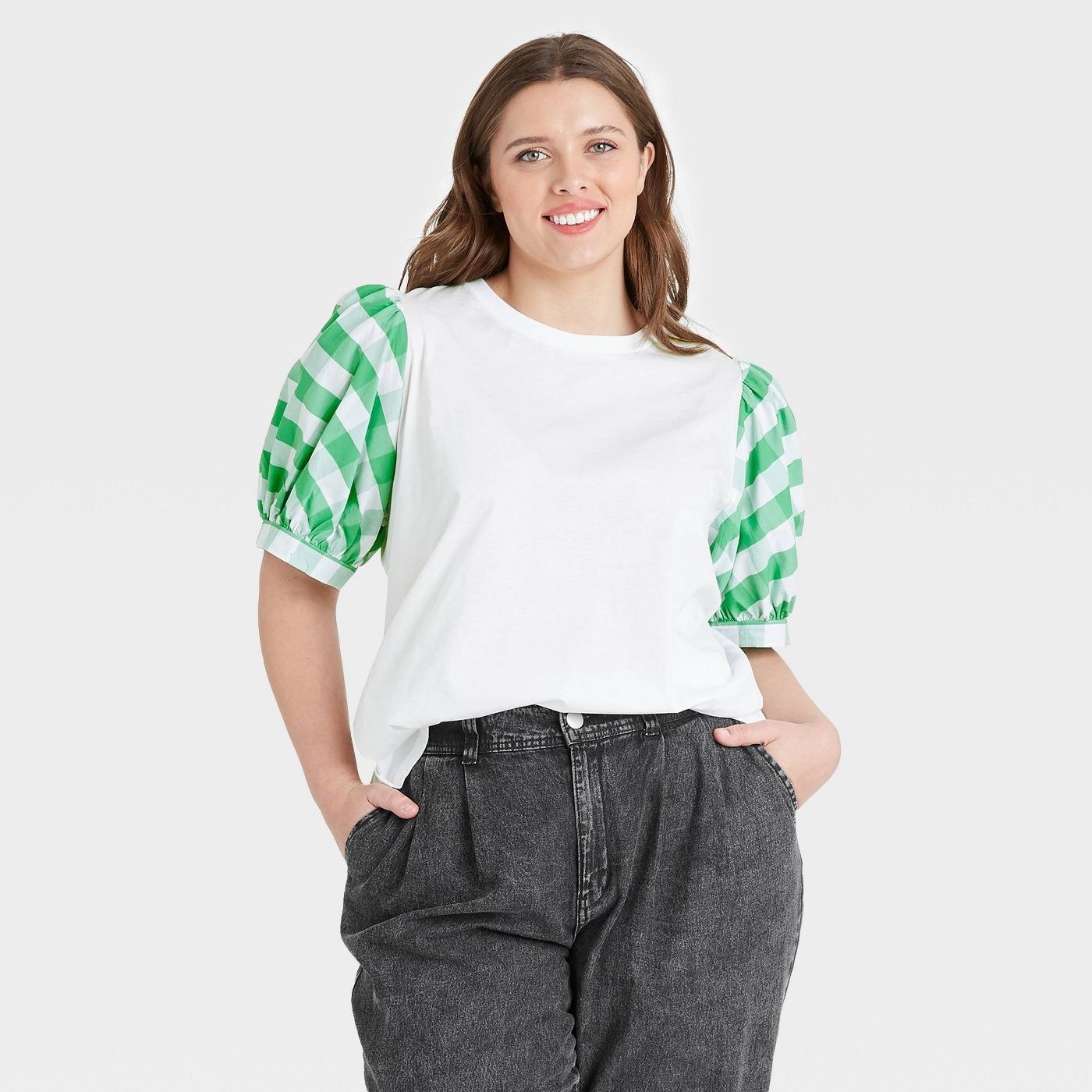 Model in puff sleeve tshirt