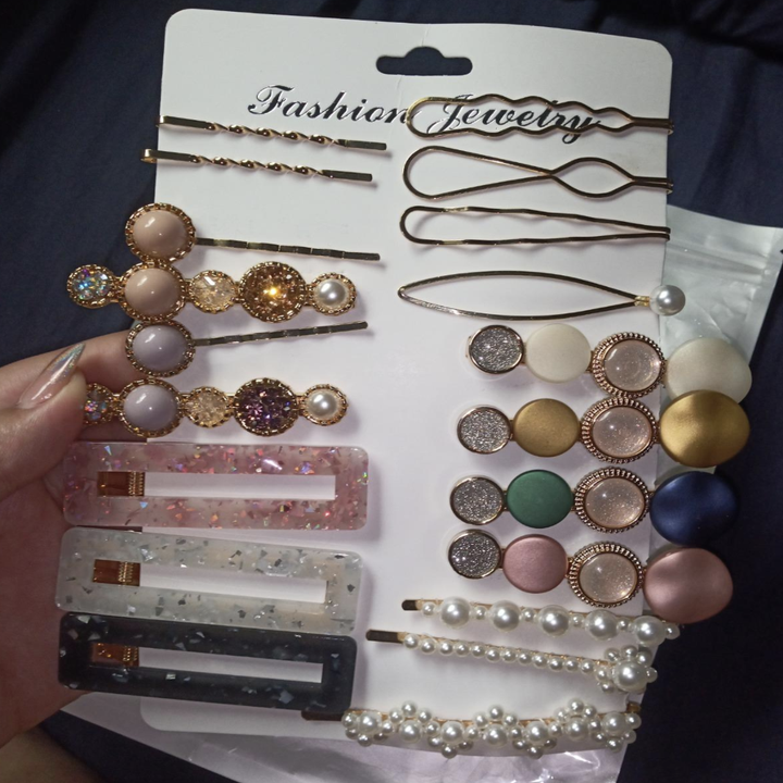 A customer review picture of the 20 piece hair clip set