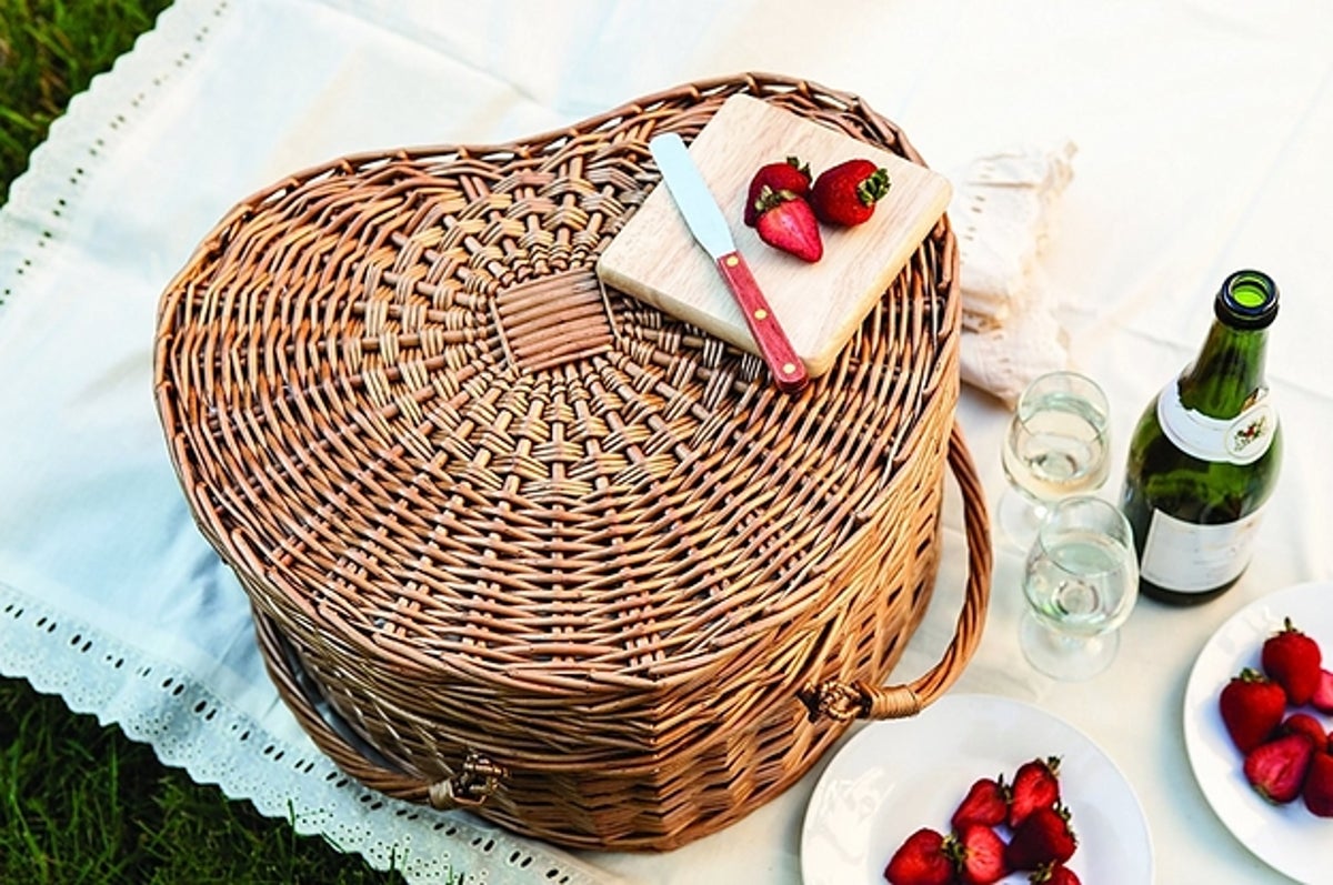 6 Fun Summer Wedding Gifts For Couples! 