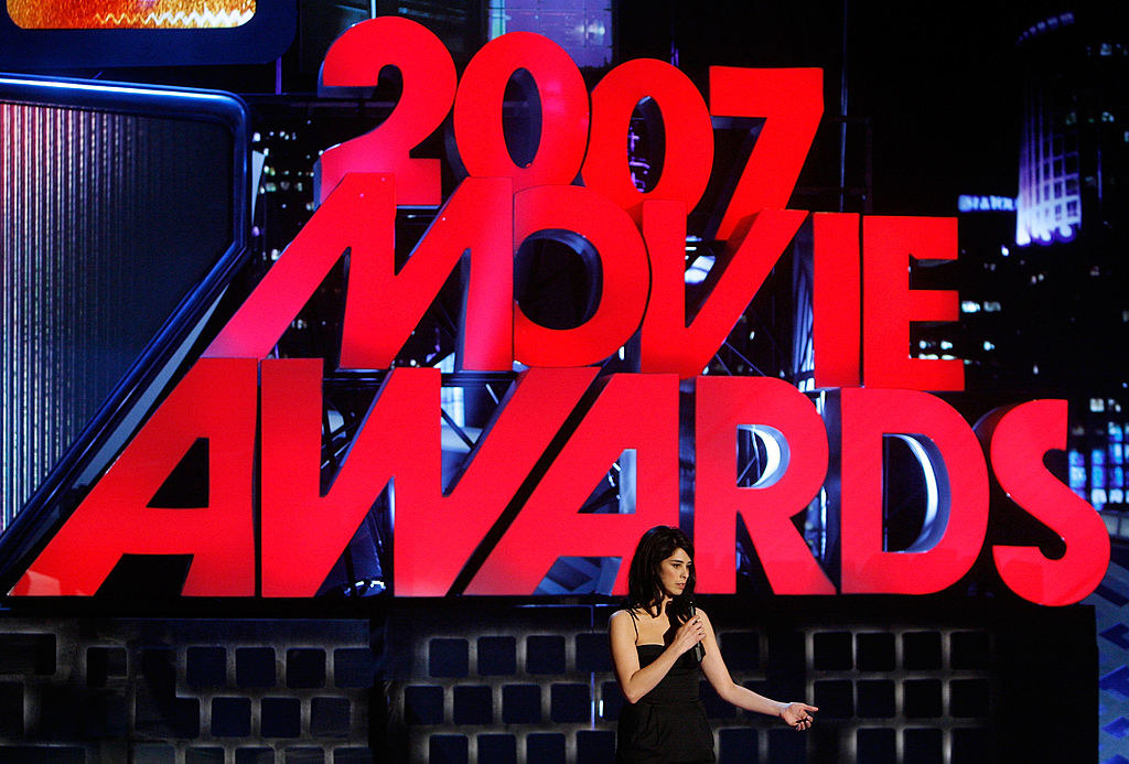 Sarah standing on stage with large structure that says &quot;2007 Movie Awards&quot; behind her