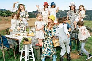 3桶帽子和女性小屋核心服装构成有8个孩子也在桶帽子。他们在山上站在户外野餐桌上