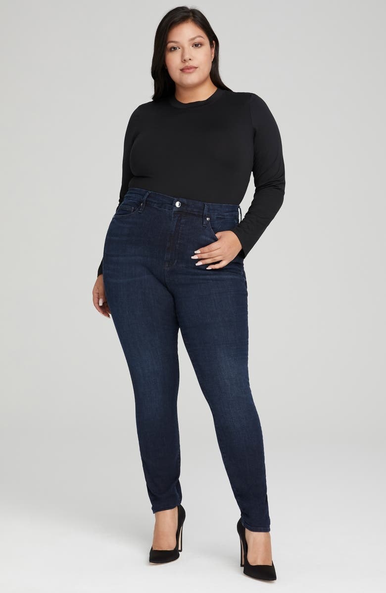 woman wearing high waisted dark skinny jeans with black shirt and heels
