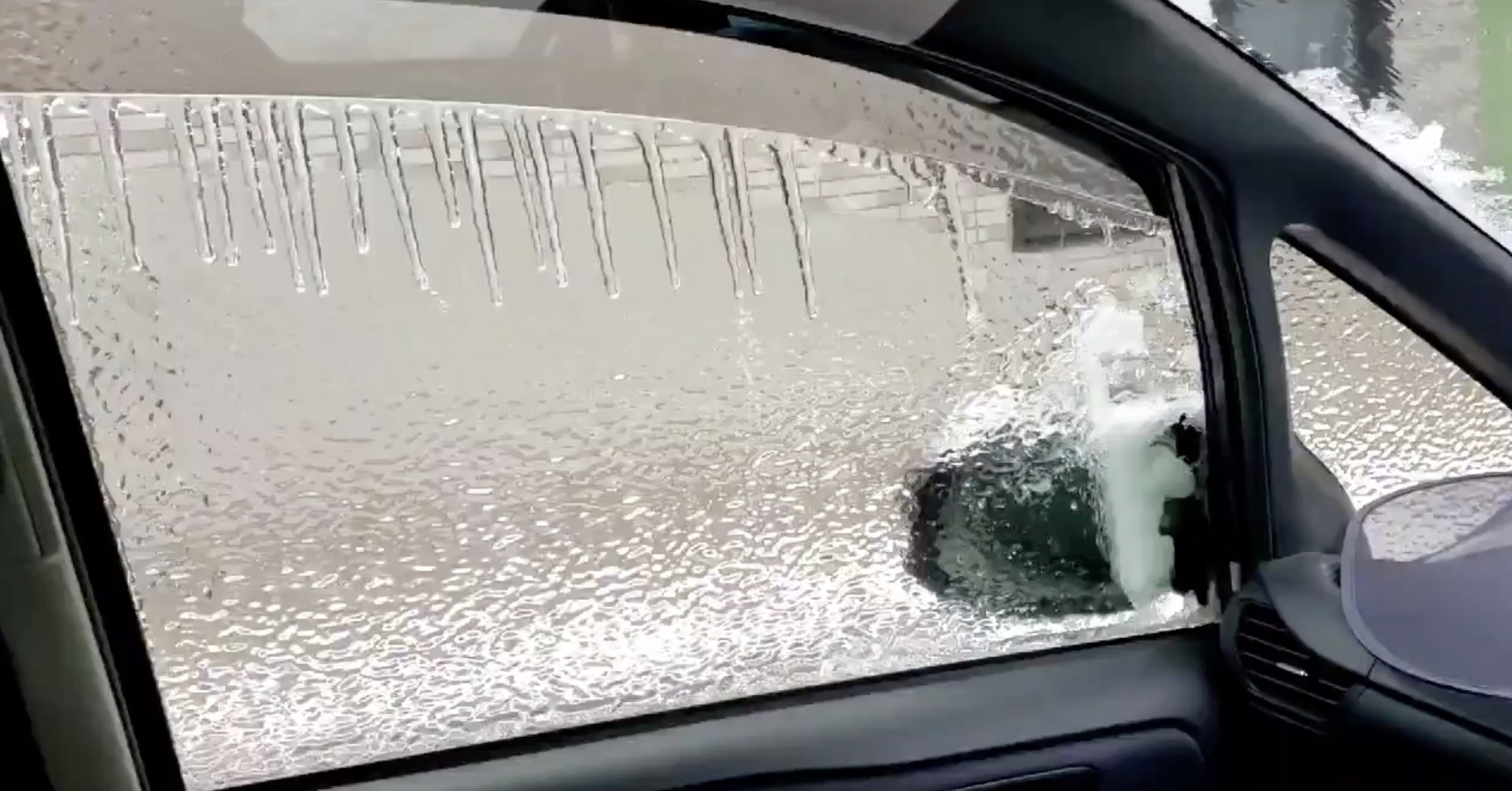 衝撃 10分で車の窓がカチンコチン 北海道の住職さんの冷静な対応が笑える