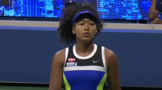 Naomi Osaka walking to the service line