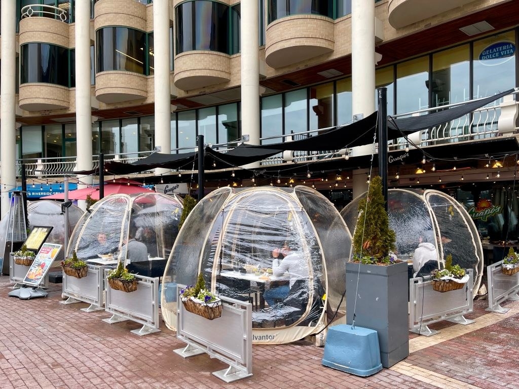 Transparent tents insulating diners outdoors