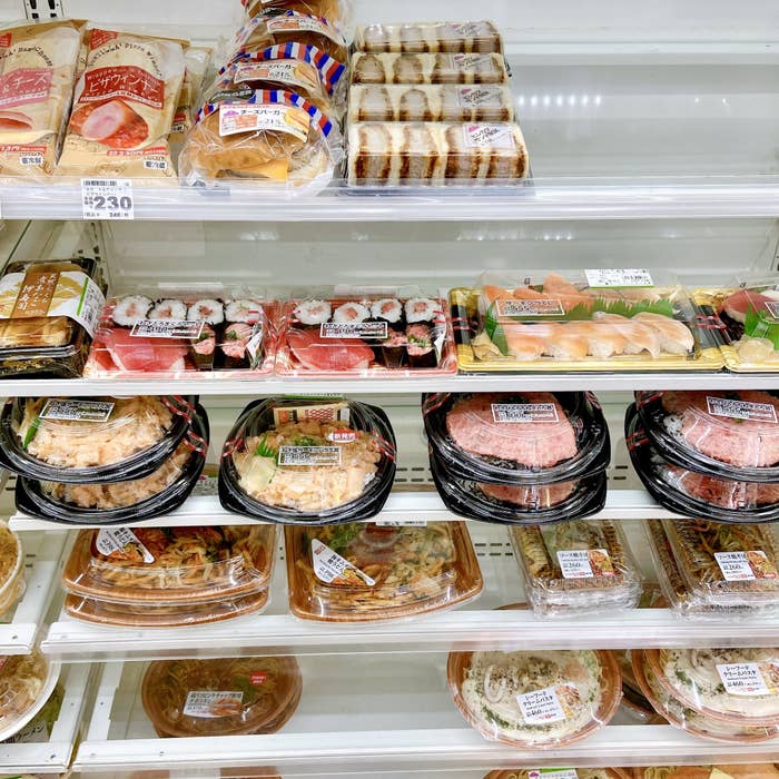 お寿司屋さんで出るレベルなんだけど ミニストップの サーモン丼 は脂たっぷりでウマい お寿司屋さんで出るレベルなんだけど ミニストップの サーモン丼 は脂たっぷりでウマい