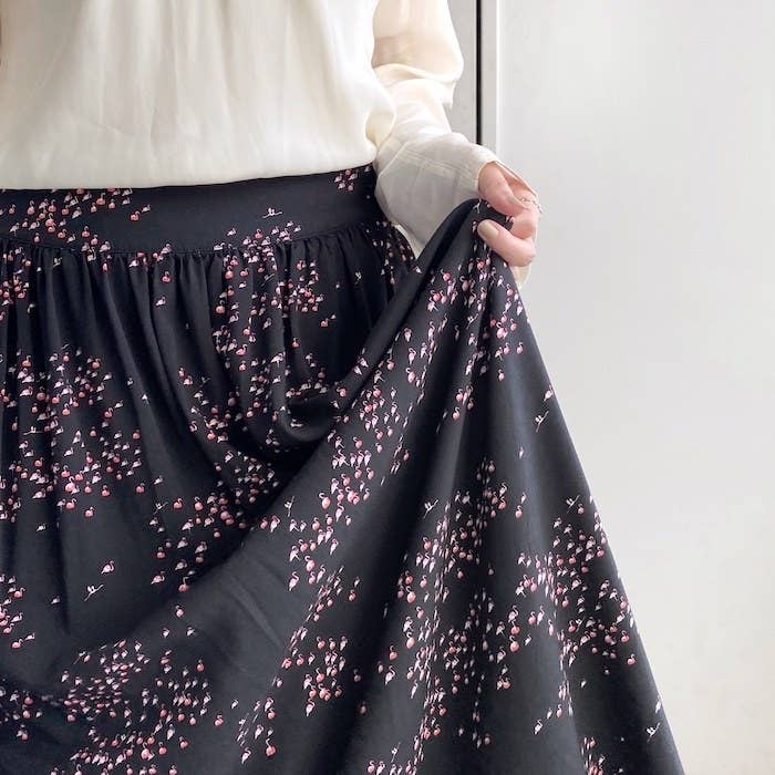 お得な買い物したわ ユニクロの 2990円スカート はプチプラに見えないデザインでオシャレ