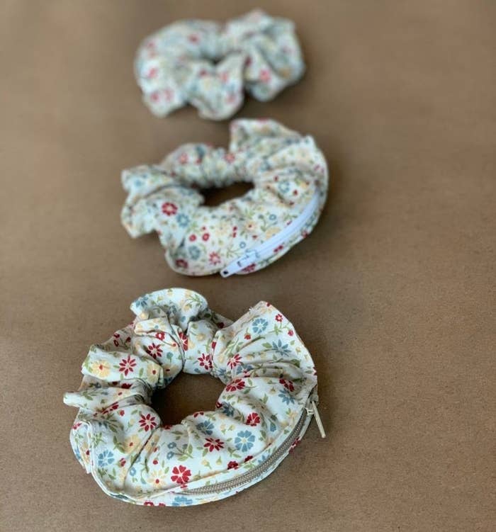 Zip-up scrunchies with a floral pattern 