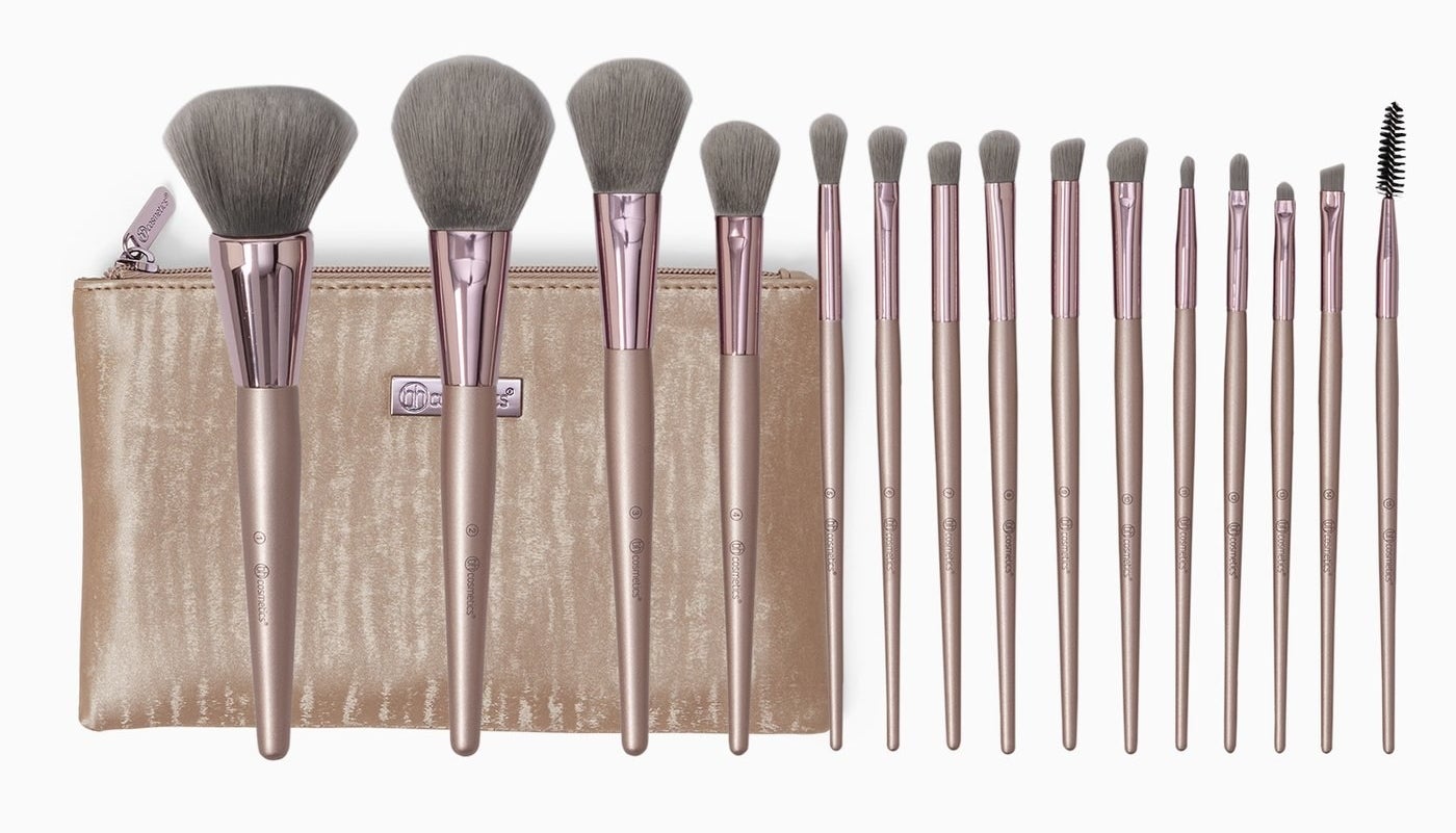 the 15 brushes with gold handles and a matching gold carrying case