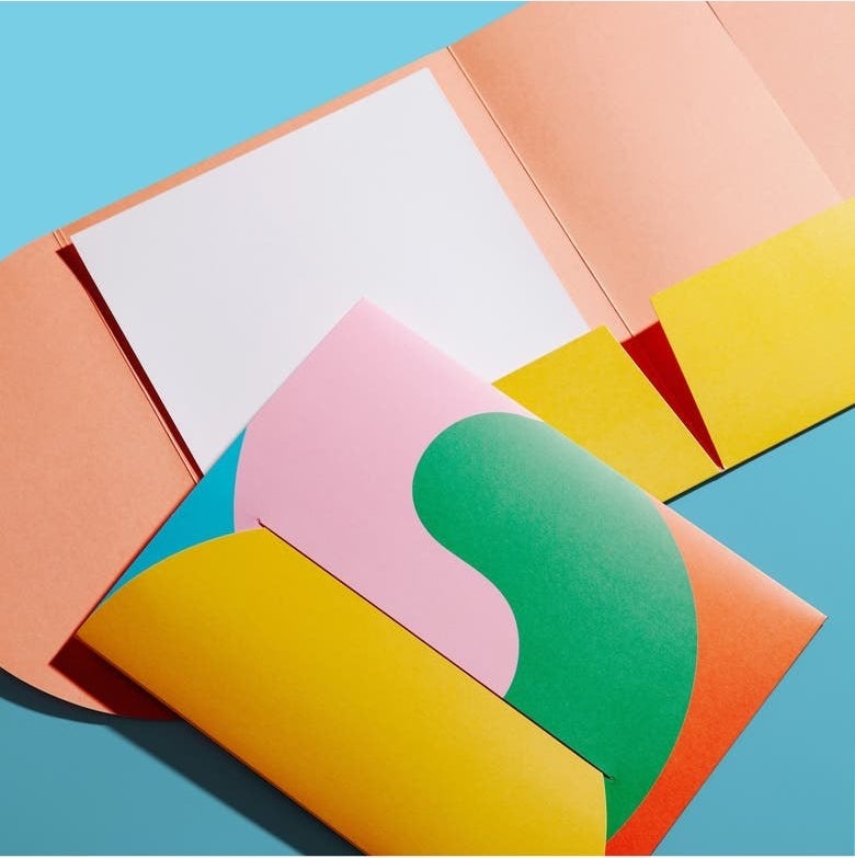如果你的文件夹、圆形的边缘,折叠成前关闭,在色彩鲜艳的黄色,粉色,绿色,蓝色,橙色,纠结的模式”class=