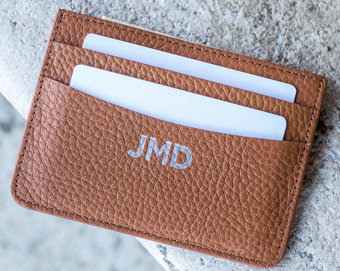 The slim wallet in caramel with the personalized initials &quot;JMD&quot;