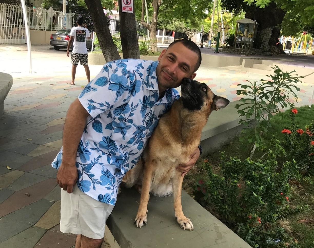 reviewer wearing the short sleeve button down with a dog next to them 