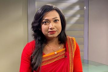 Apresentadora trans faz estreia emocionante na TV de Bangladesh