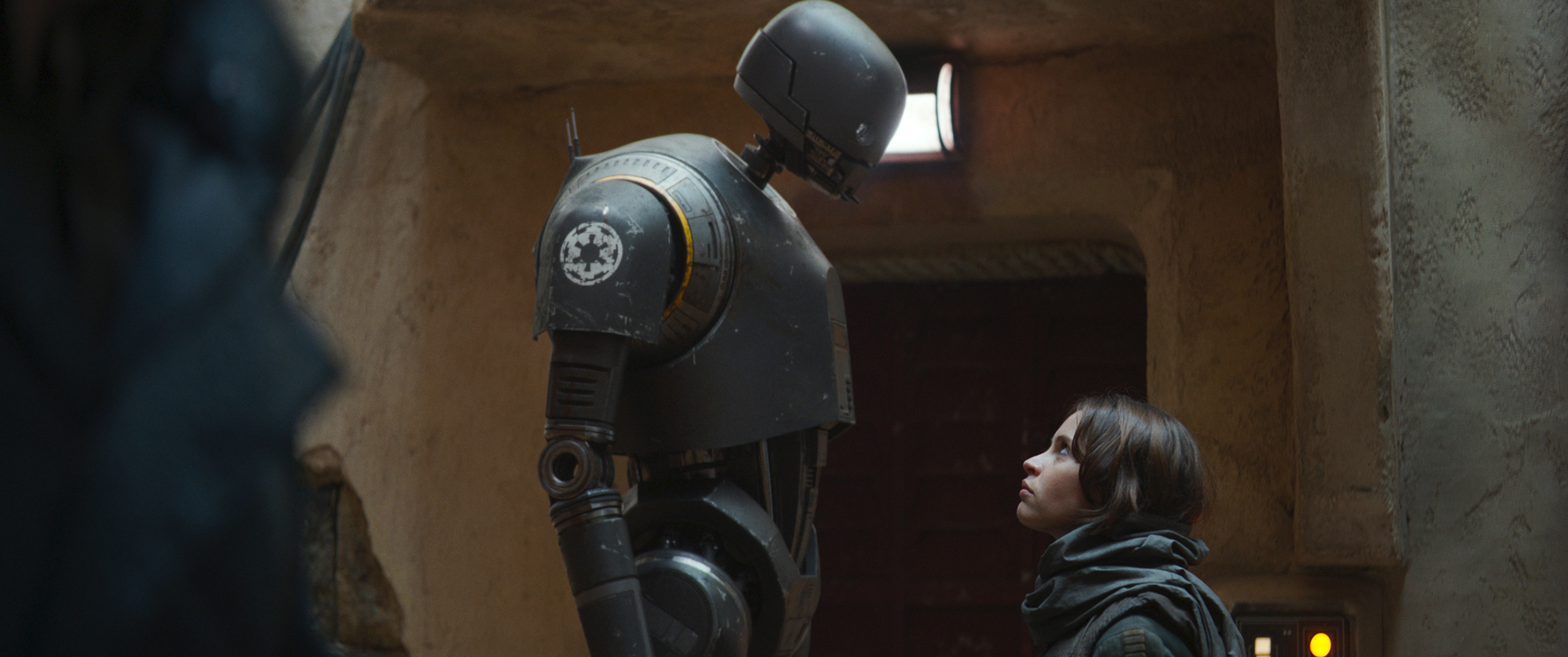 K-2SO and Jyn Erso looking at each other