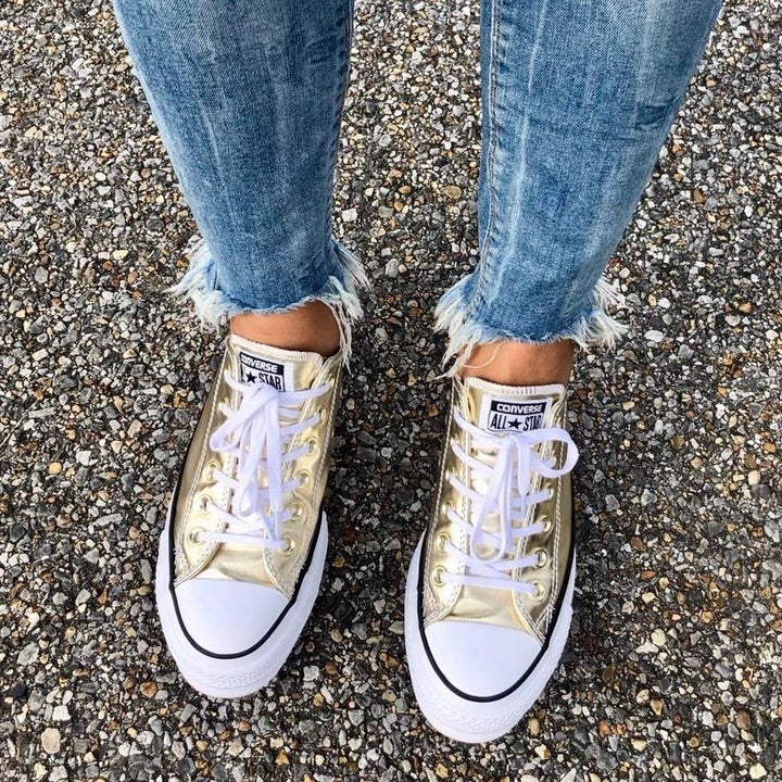 Reviewer wearing the gold metallic style