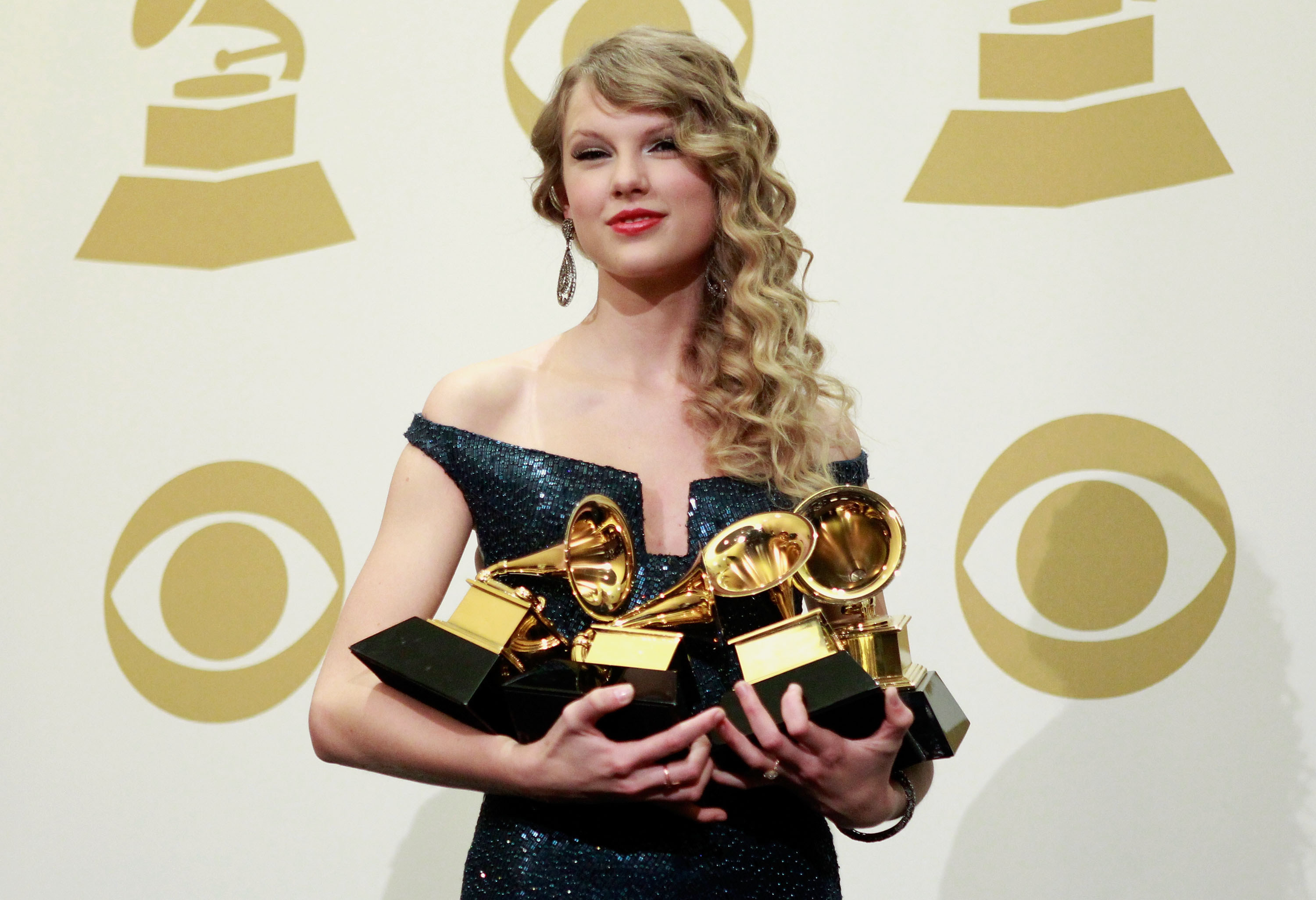 Тейлор свифт человек. Тейлор Свифт Grammy 2023. Taylor Swift Grammy. Тейлор Свифт Grammy. Тейлор Свифт премия Грэмми.