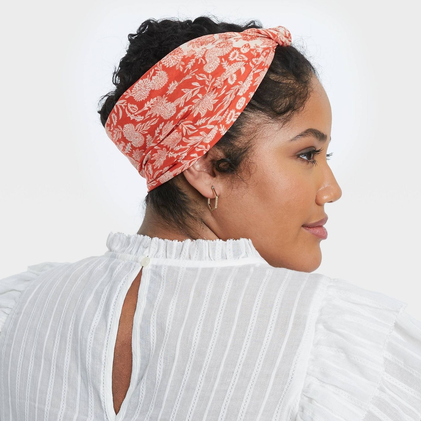 model wearing bandana on her head on handband
