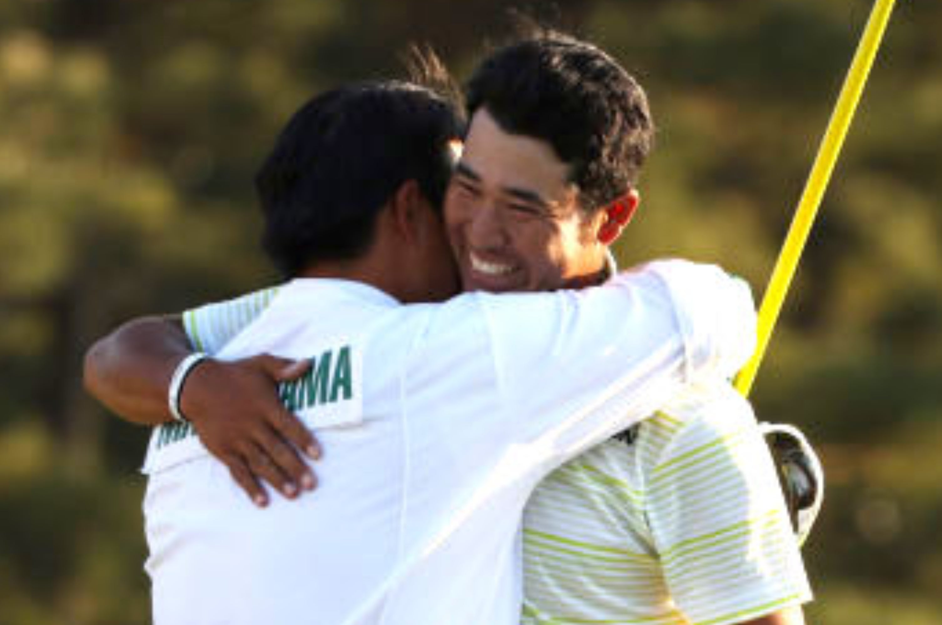 今年いちばん良い写真」マスターズ優勝、松山選手キャディの「ある行動