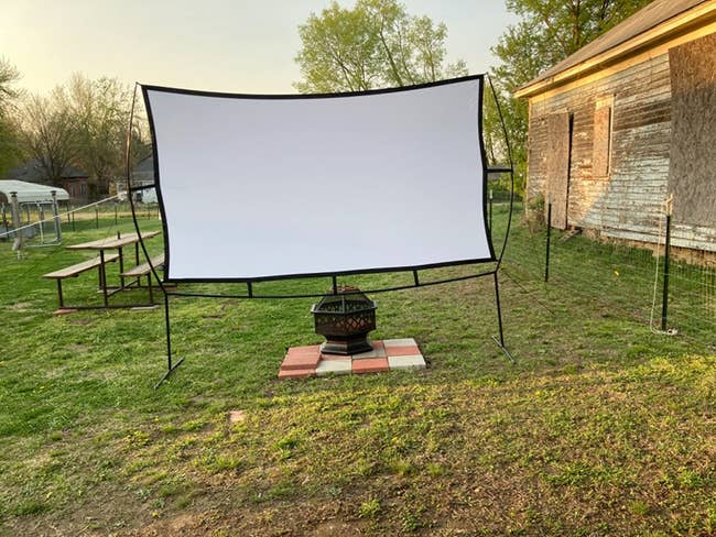 Reviewer photo of the screen in a backyard