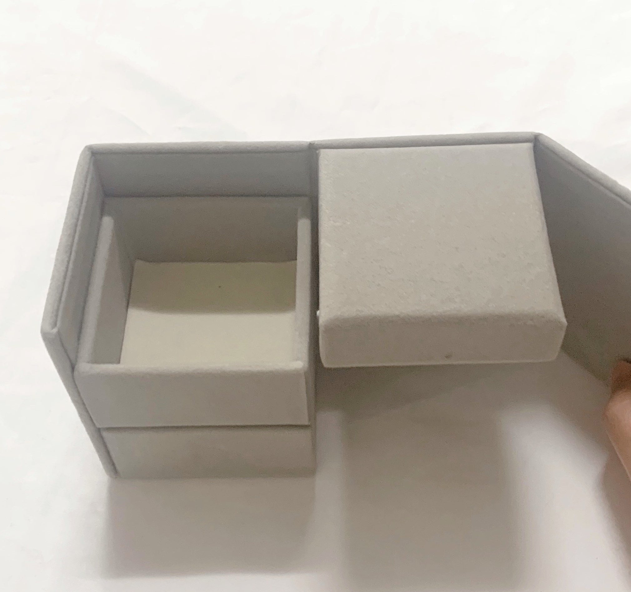 DAISO(ダイソー)のおすすめの収納グッズ「アクセサリー収納ケース(2段タイプ)」