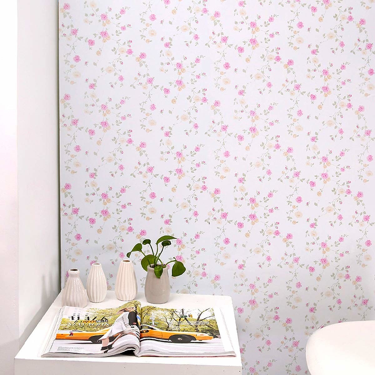A wallpaper with pink and yellow flowers