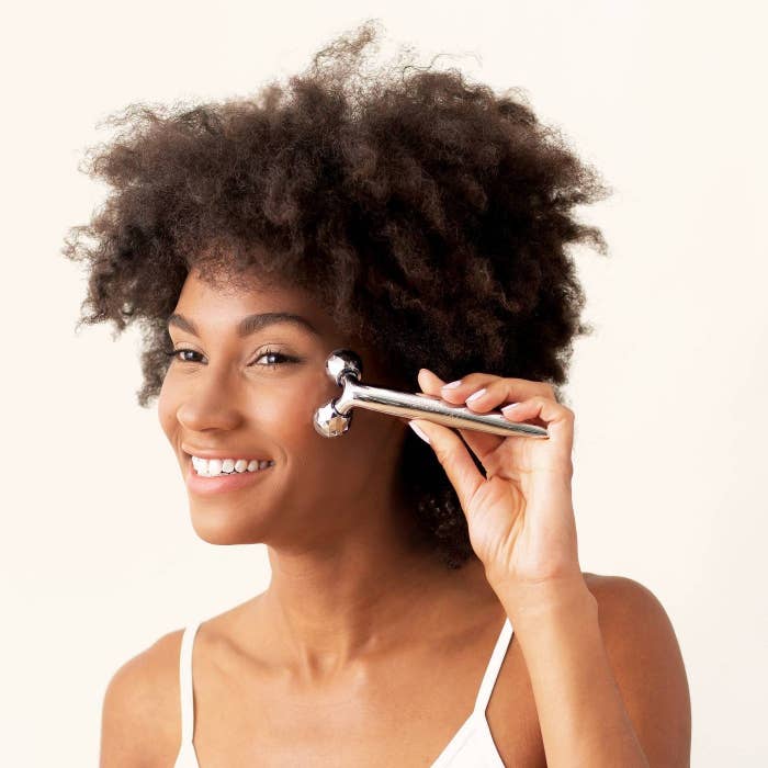 A model using a contouring facial roller