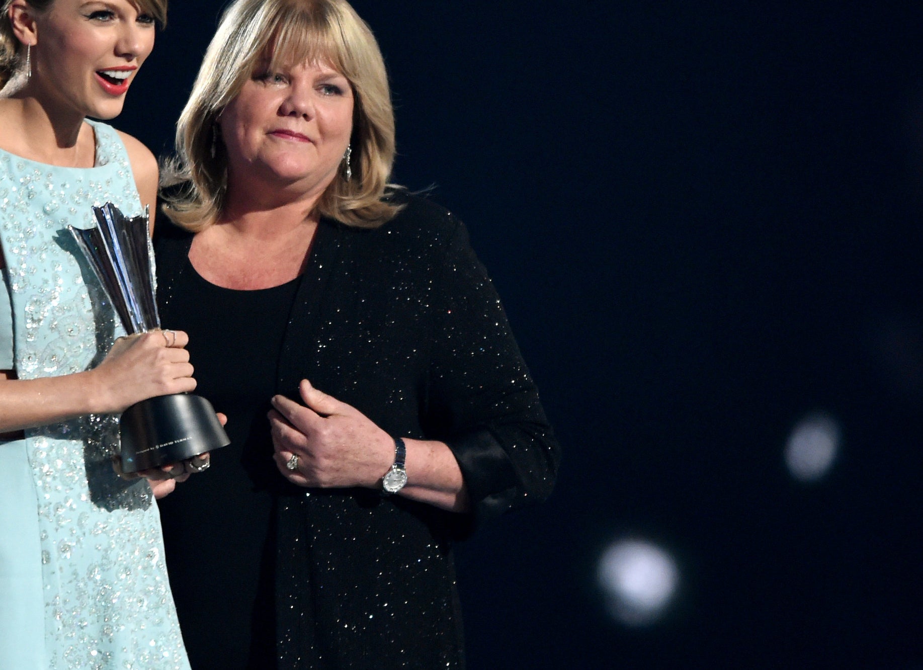 Taylor poses with her mom onstage