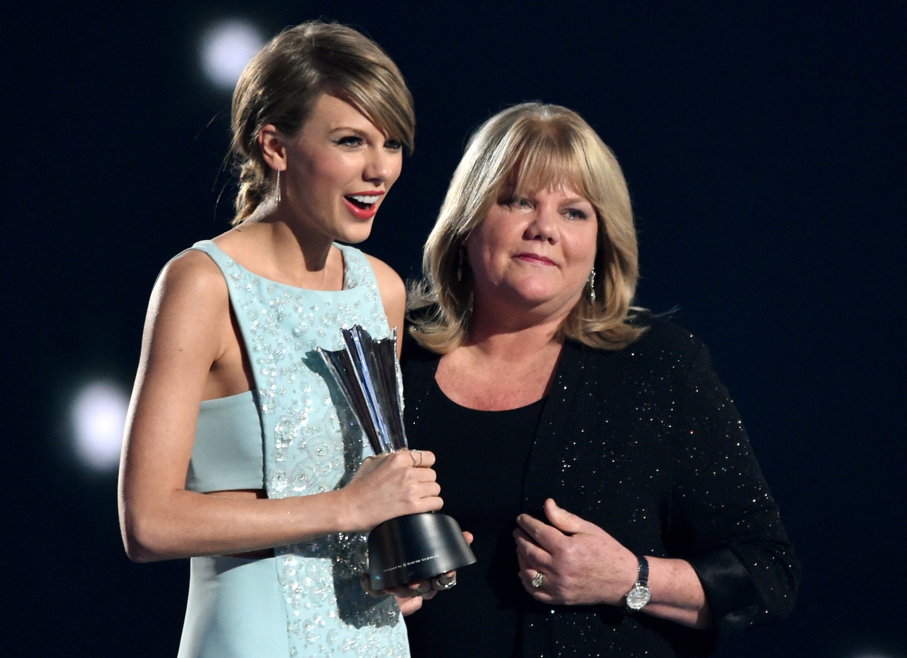 Taylor poses with her mom onstage