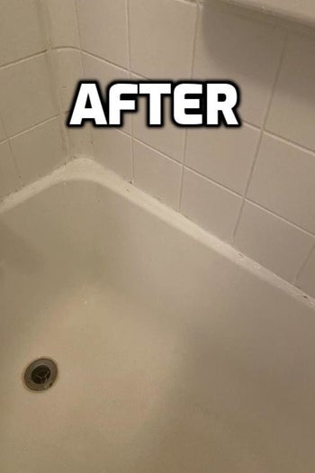 the same bathtub looking clean 