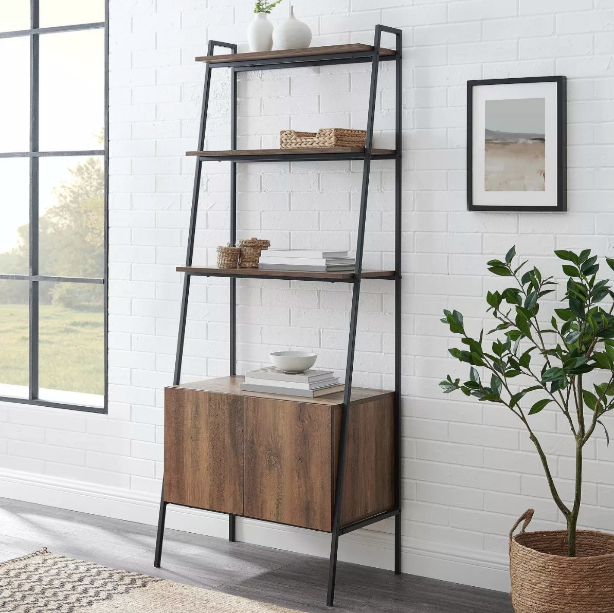 The ladder bookcase in brown wood with metal legs