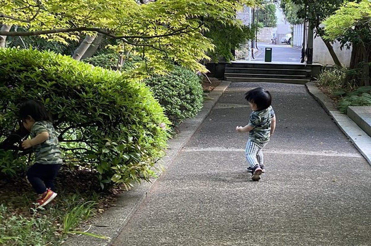 こんなにわからない 子どもに迷彩柄の服は危ないと証明した写真が話題に
