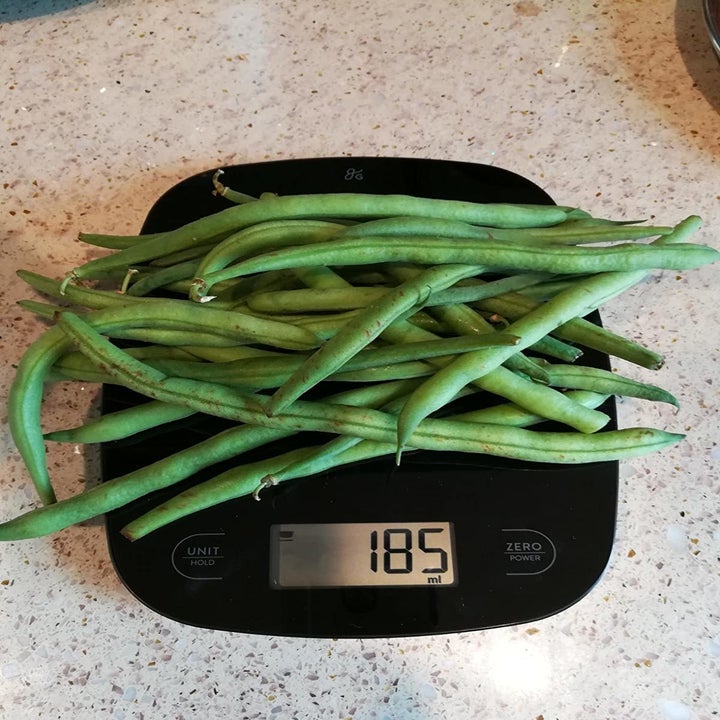 Reviewer image of green beans directly on a food scale in the black glass color