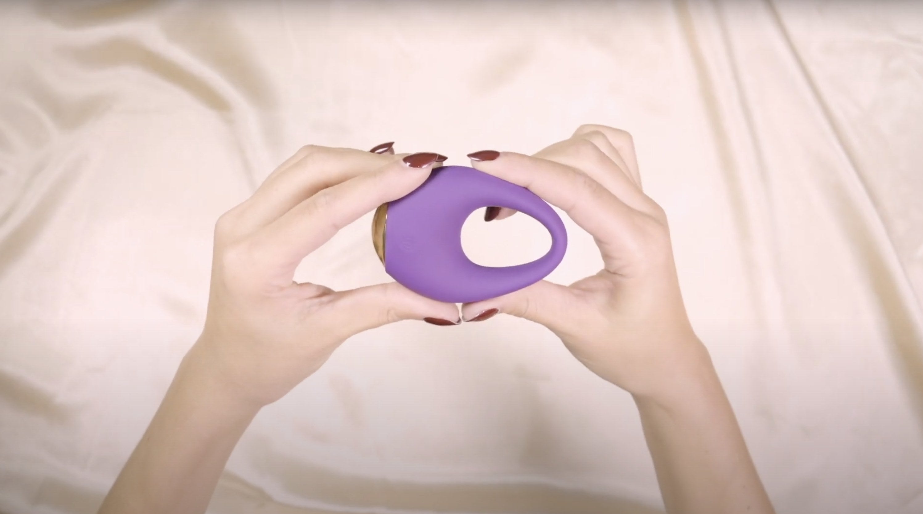 A model demonstrating how flexible the circular cock ring is