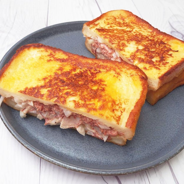 ボリューム満点 新玉ねぎとコンビーフのメルトフレンチトースト