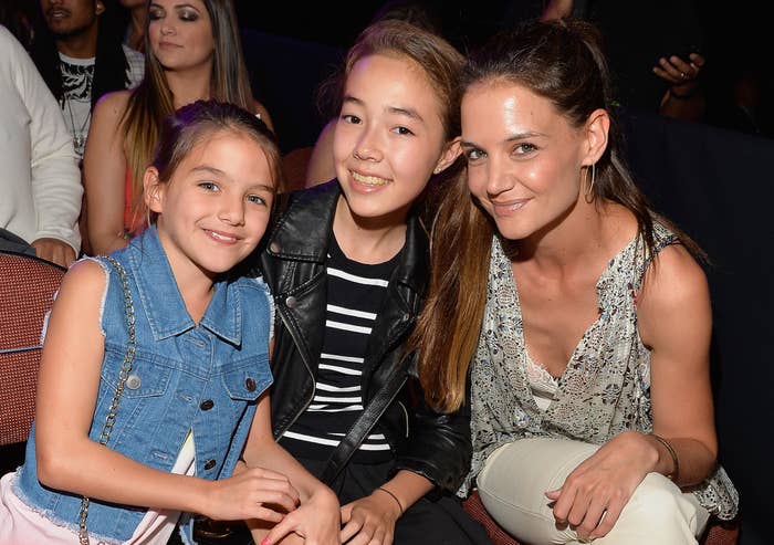 Katie and Suri sit with a friend at the Kids Choice Awards