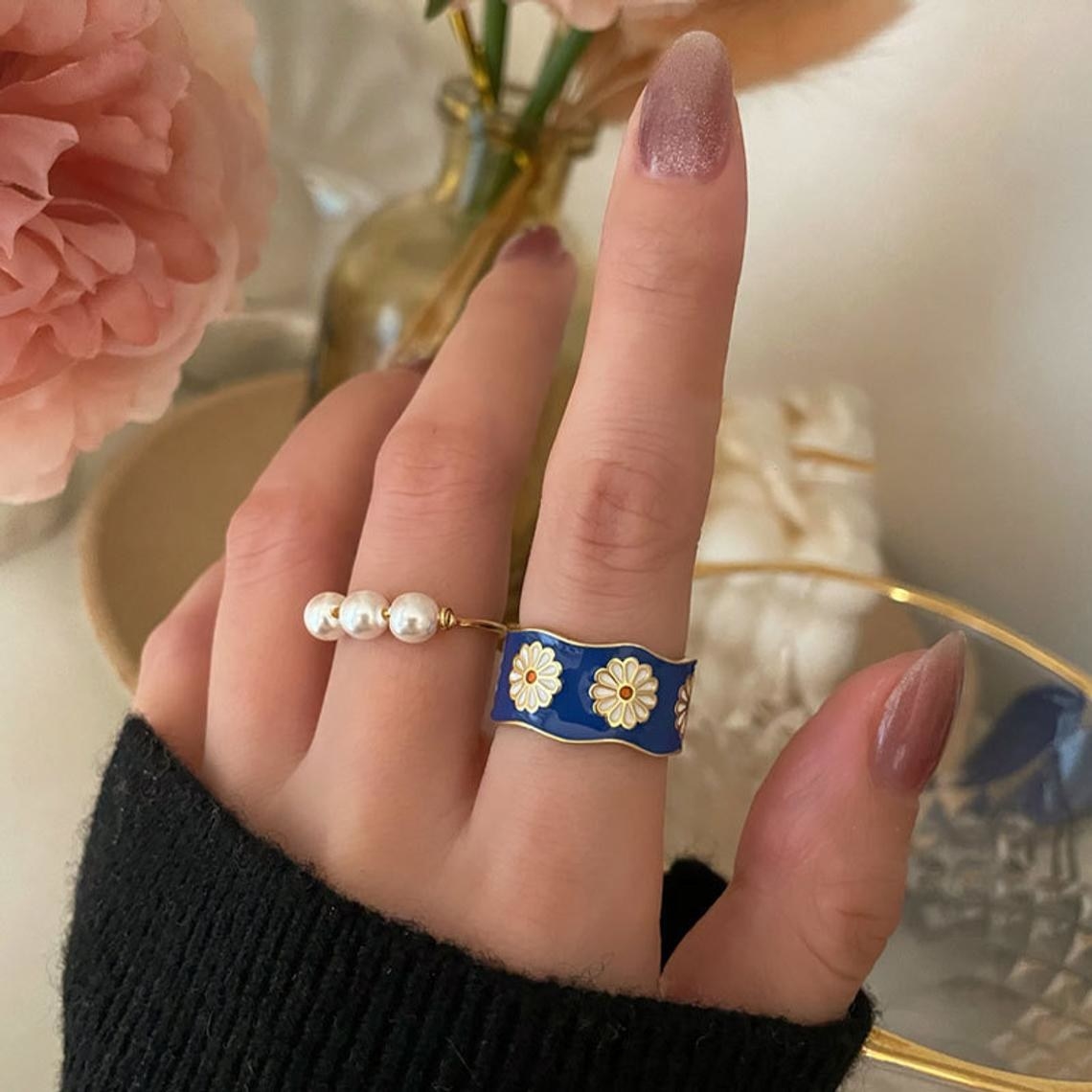 A person wearing the daisy ring