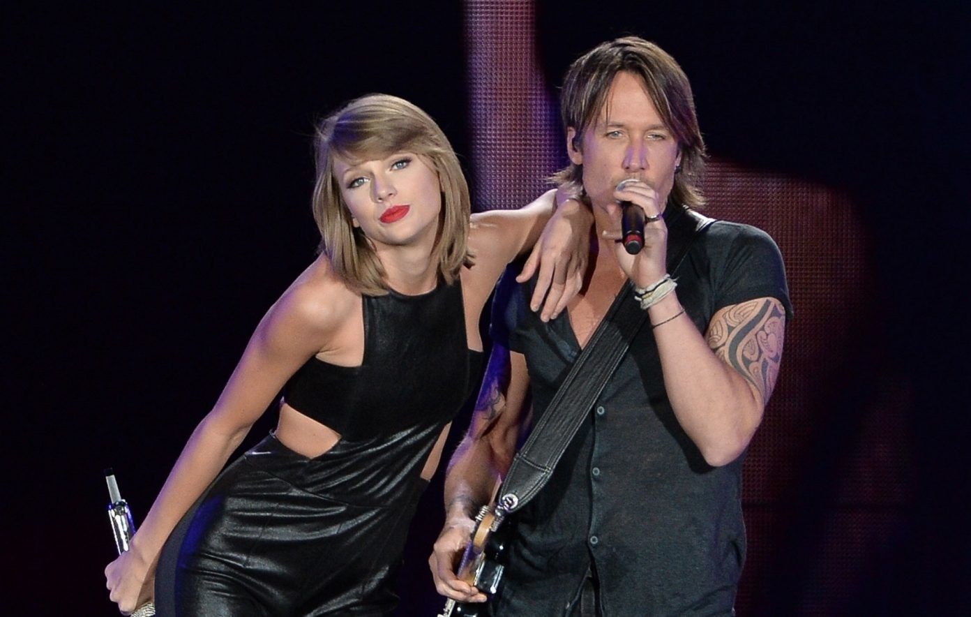 Taylor alongside Keith Urban on stage